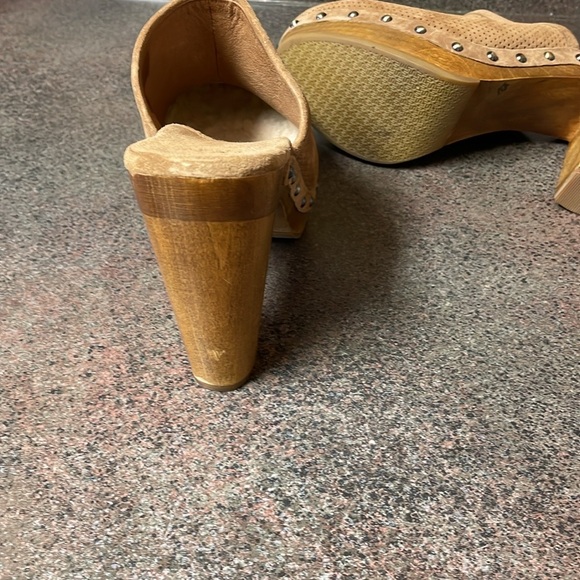 UGG heeled clog size 8 - Picture 8 of 9